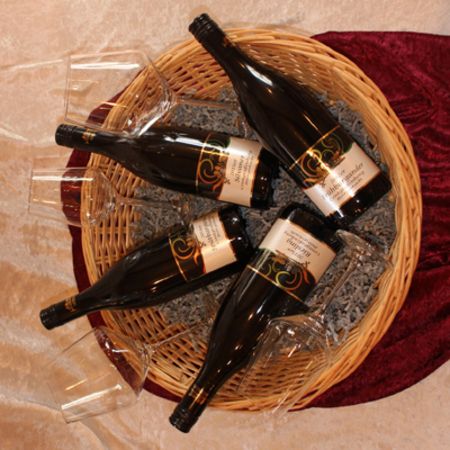Korb mit verschiedenen Weinsorten